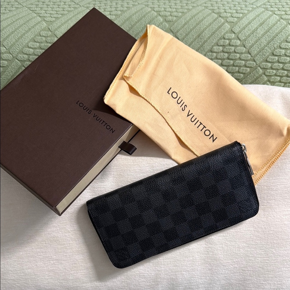 Louis Vuitton Black Damier Men's Wallet Vertical. Authentic.